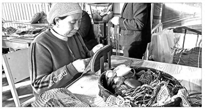 50 岁雷春花靠手工编织拖鞋补贴家用，背后原因令人动容  第1张