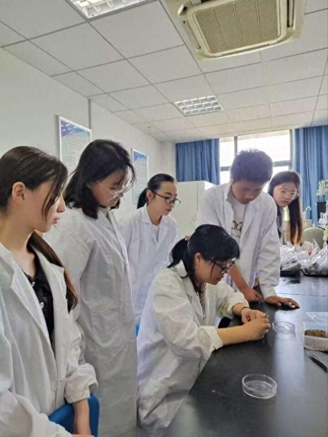 鳤标本背后的故事：安庆师范大学水生态监测与修复团队的坚持与突破  第1张