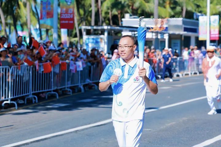 第十二届全国少数民族传统体育运动会火炬传递活动在三亚举行，三亚警方全力护航  第3张