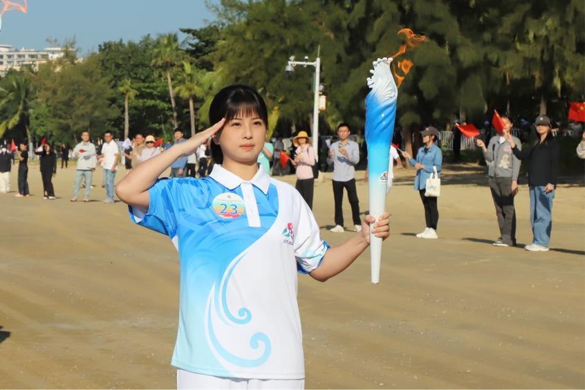 第十二届全国少数民族传统体育运动会火炬传递活动在三亚举行，三亚警方全力护航  第4张