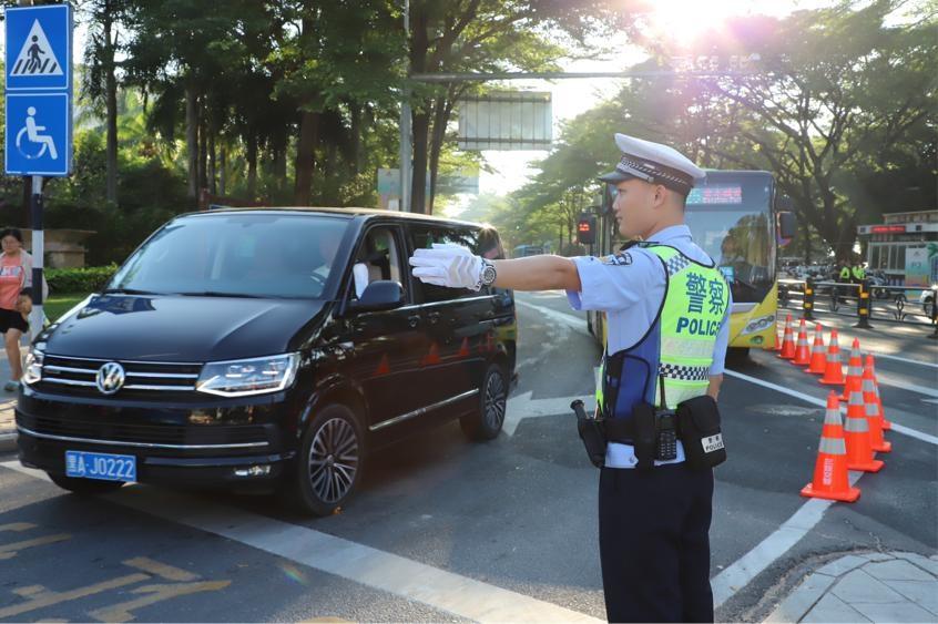 第十二届全国少数民族传统体育运动会火炬传递活动在三亚举行，三亚警方全力护航  第5张