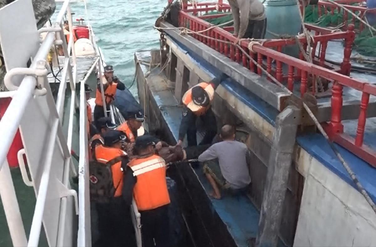 海上作业竟如此危险，渔民右臂被钢缆打断
