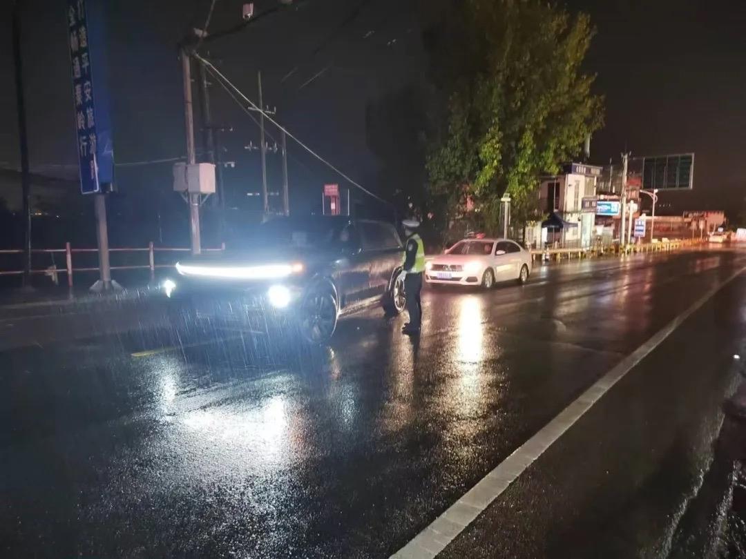 秦岭山区初雪降临，西安交警全力保障交通安全，你感受到这份守护了吗？  第2张