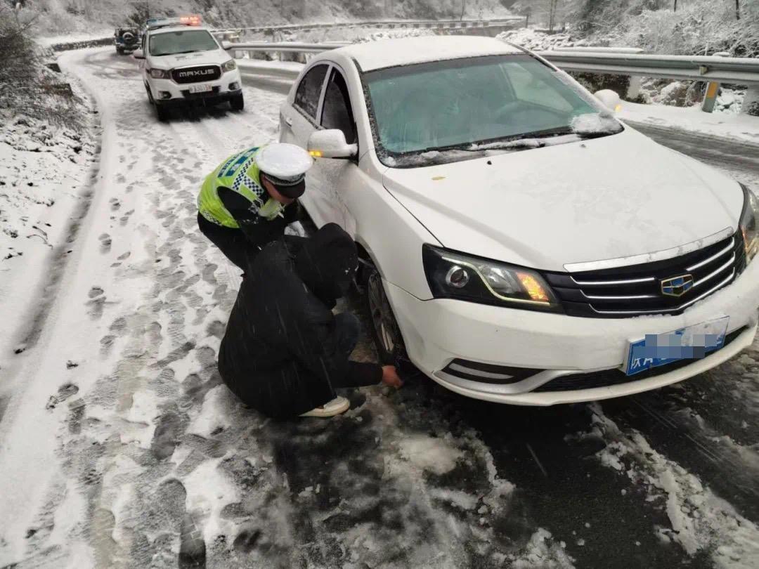 秦岭山区初雪降临，西安交警全力保障交通安全，你感受到这份守护了吗？  第3张