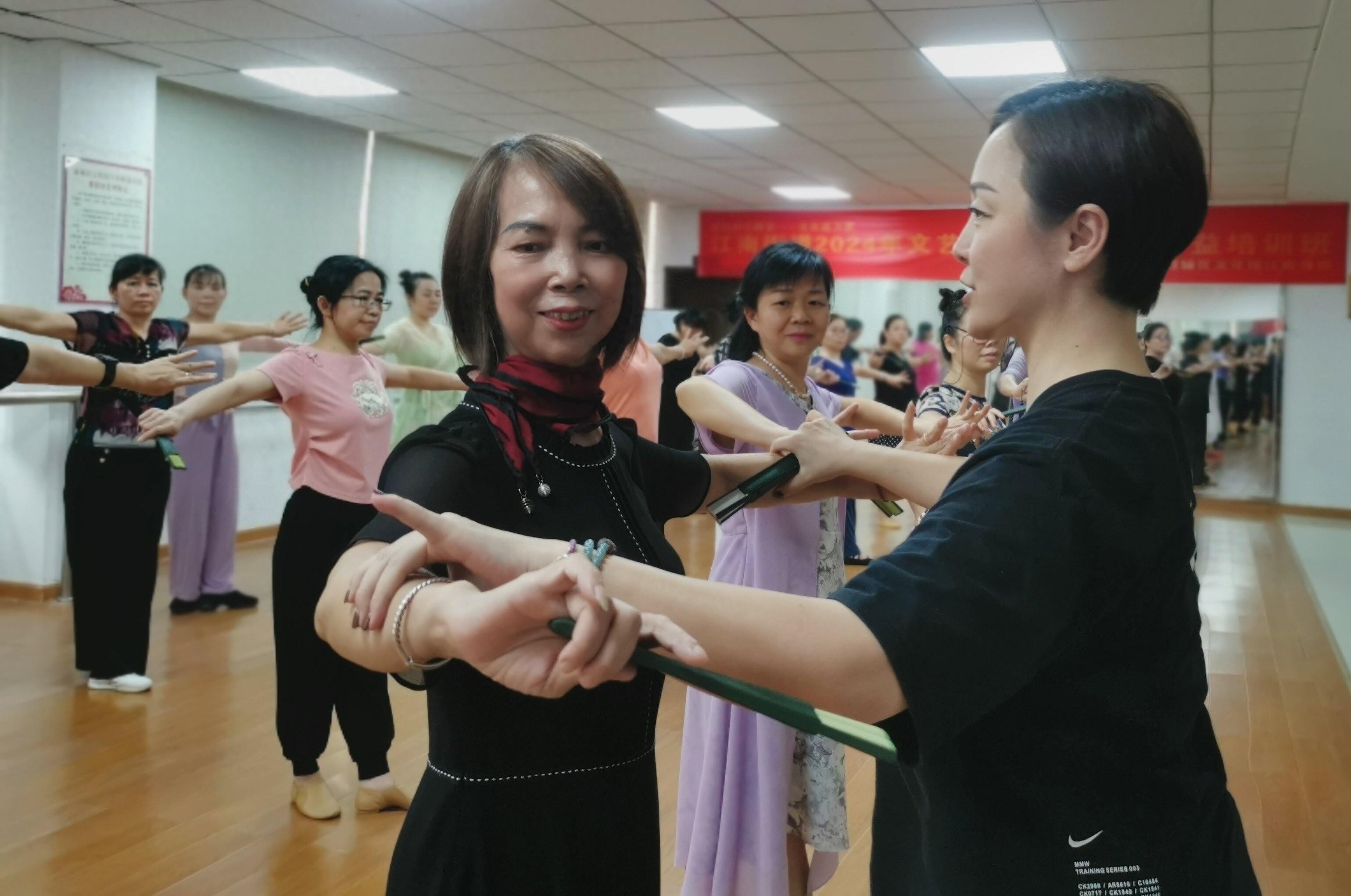 近 50 余名舞蹈爱好者齐聚江南街道，成人中国舞公益培训班火热开课