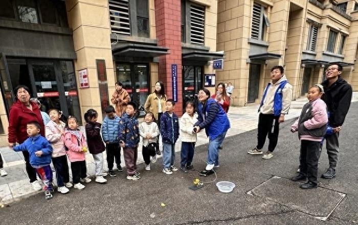 仅用几个空塑料瓶和气门芯，竟能让火箭发射升空？