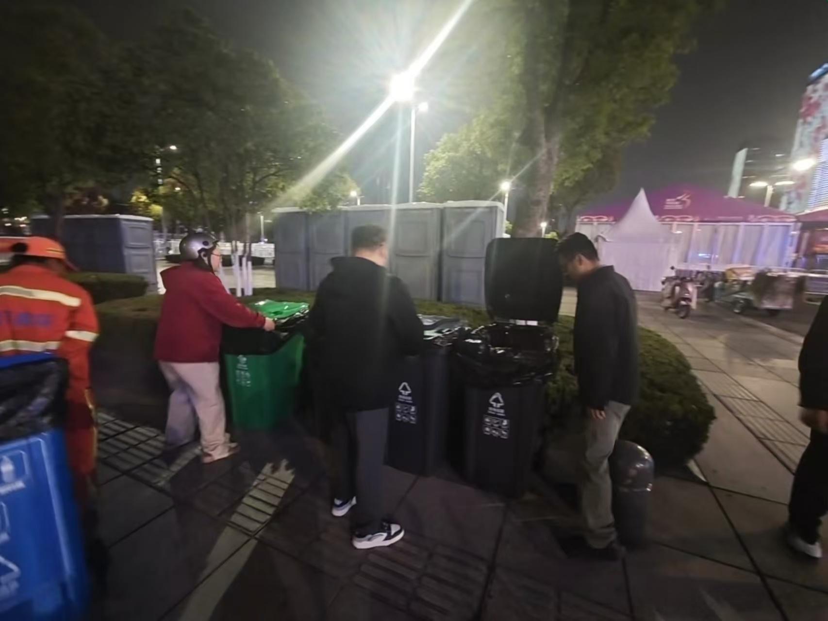 137 人、41 车次、5 吨垃圾！南京马拉松环卫保障工作圆满完成  第5张