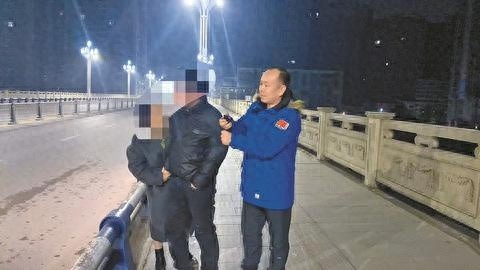 深夜惊魂！救援队员生死时速，从大桥护栏边救回轻生男子  第1张