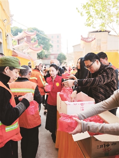 冬至暖心行动：600多份热腾腾汤圆，温暖环卫工与高龄老人的心