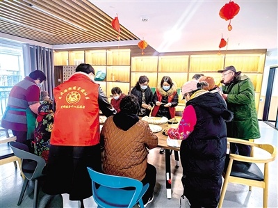 冬至包饺子，社区温情大放送！老少齐聚一堂，共享传统美食的欢乐时光