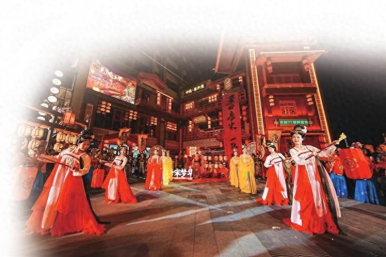 二七区重塑消费内核，沉浸式体验唐宋风韵，引领消费市场新潮流