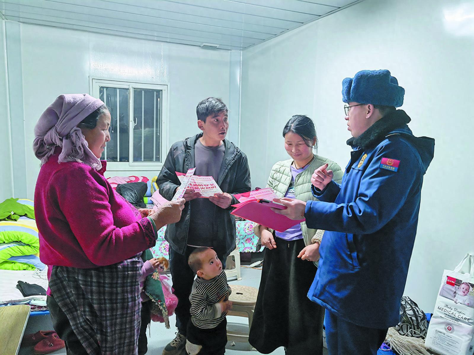 地震一年后，消防员与孩子们的约定：安全巡查从未停止，温暖依旧在延续  第1张