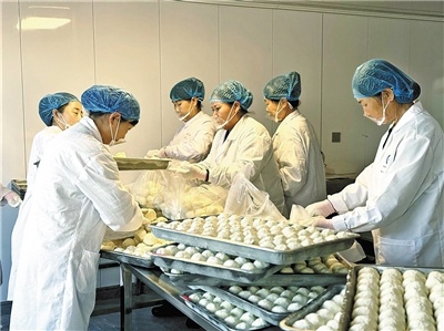 手工粘豆包直播爆红！刘月英带你品尝冬日里的黄米香  第1张