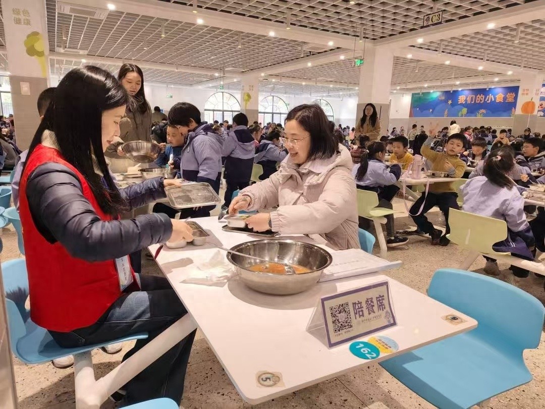 揭秘：一年级孩子‘光盘’背后的校园食品安全真相，家长亲自体验后惊呆了