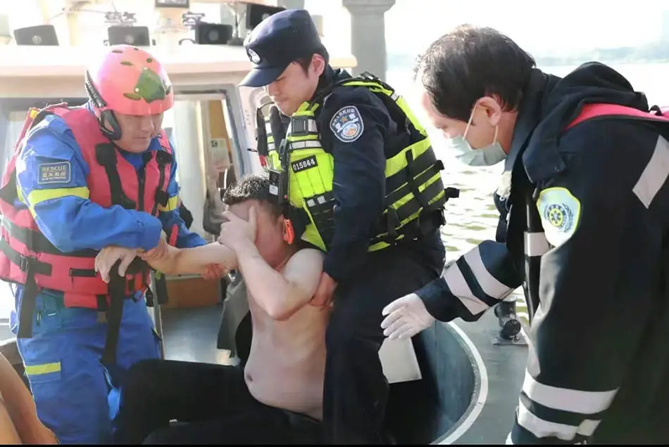 惊心动魄!50米生死时速,蓝天救援队勇救落水少女,水警快艇全速驰援 第3张 惊心动魄!50米生死时速,蓝天救援队勇救落水少女,水警快艇全速驰援 第3张