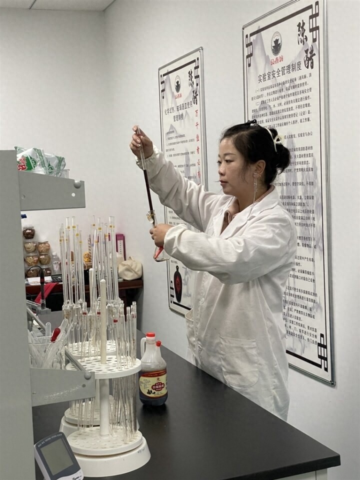 从食品检验员到酿醋大师：祁桂娟的返乡创业传奇  第1张