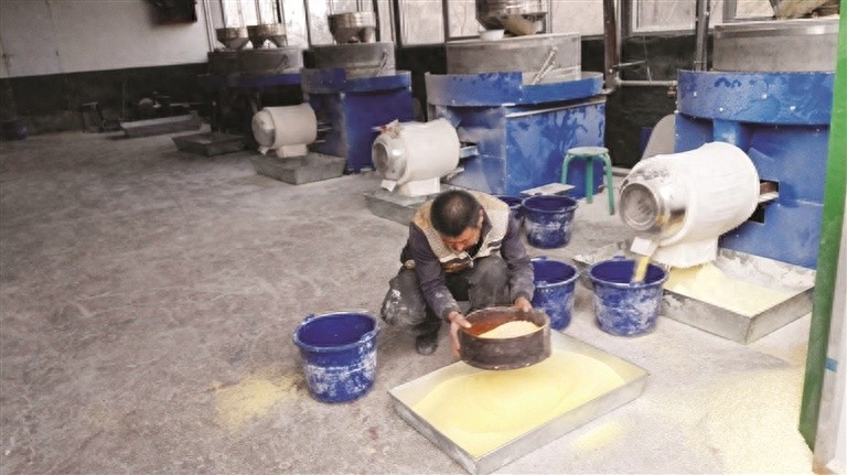 穿越时光的味道：石磨磨坊里的冬日记忆，纯手工玉米面的香甜诱惑