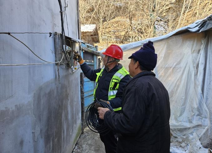 吉林省临江市森工街道：用电安全大排查，14户脱贫户和2户防返贫监测户重点检查，筑牢安全防线  第2张