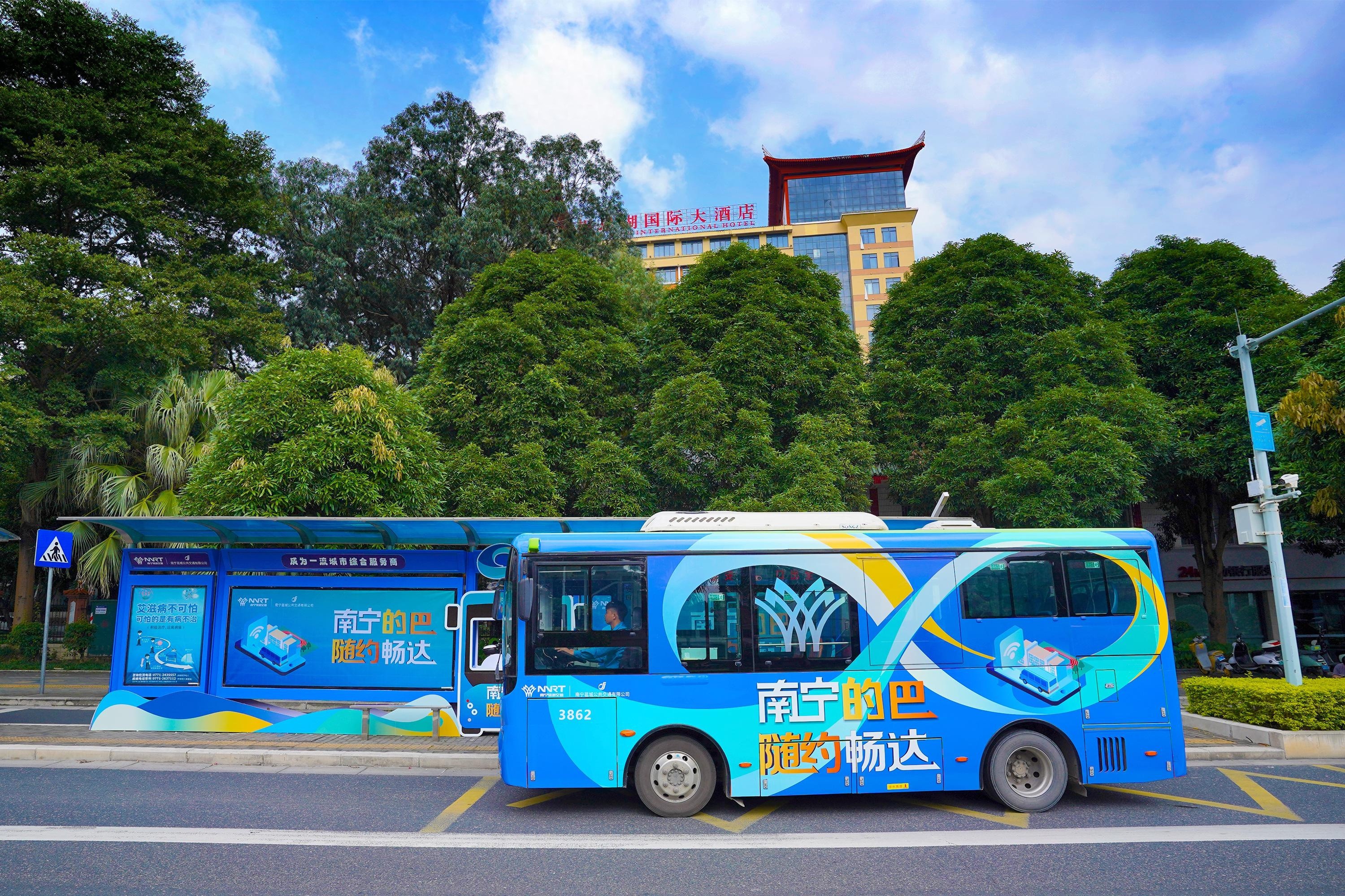 南宁市民出行新选择：地铁送到站，公交送到家，智慧交通引领未来  第1张