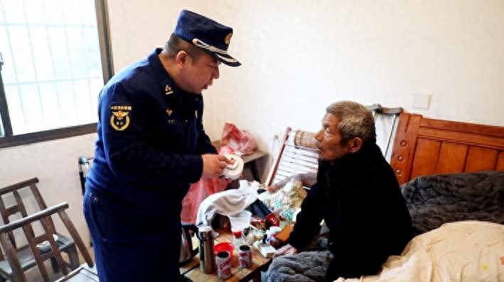 独居老人家中惊现火灾隐患，智能烟感报警器成救命神器