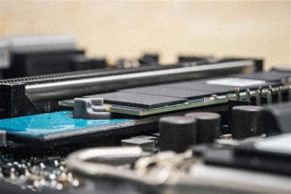 SSD价格暴跌10%！五个季度来首次下跌，存储市场迎来大洗牌  第1张