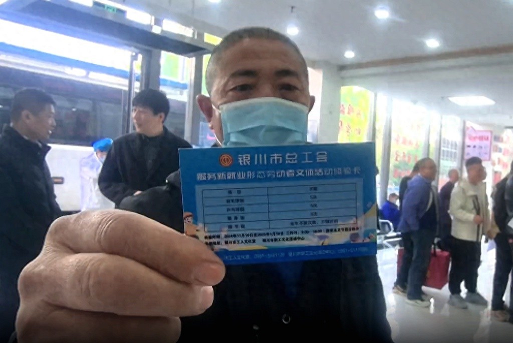 1万名货车司机收到神秘爱心包，剃须刀、急救包等暖心物品让人感动不已  第1张