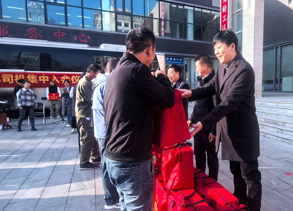 1万名货车司机收到神秘爱心包，剃须刀、急救包等暖心物品让人感动不已  第2张