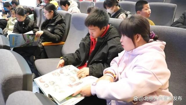 60名孩子与家长共赴书香盛宴，这场阅读季活动为何如此火爆？  第5张