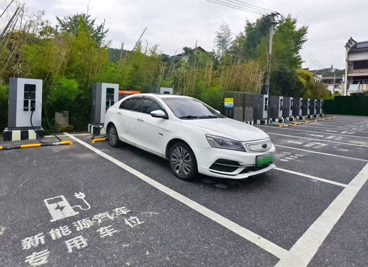 充电难题迎刃而解！49个新能源充电桩亮相，半小时充电圈让生活更便捷