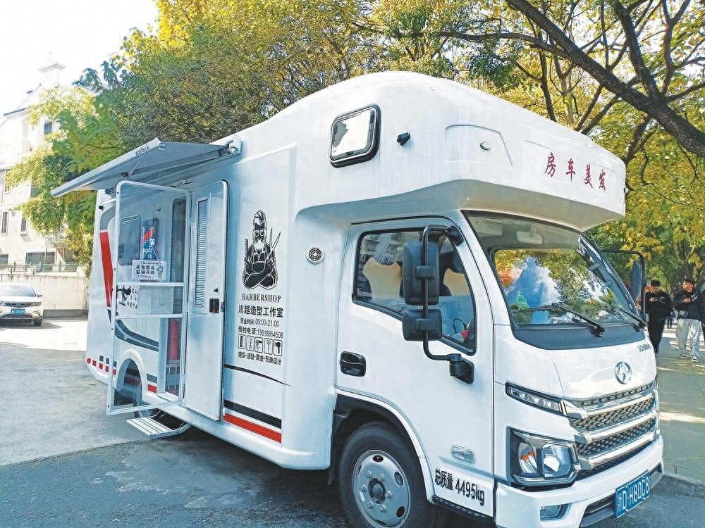 房车理发室惊现街头！旅游理发两不误，高级‘地摊经济’引爆市民围观  第1张
