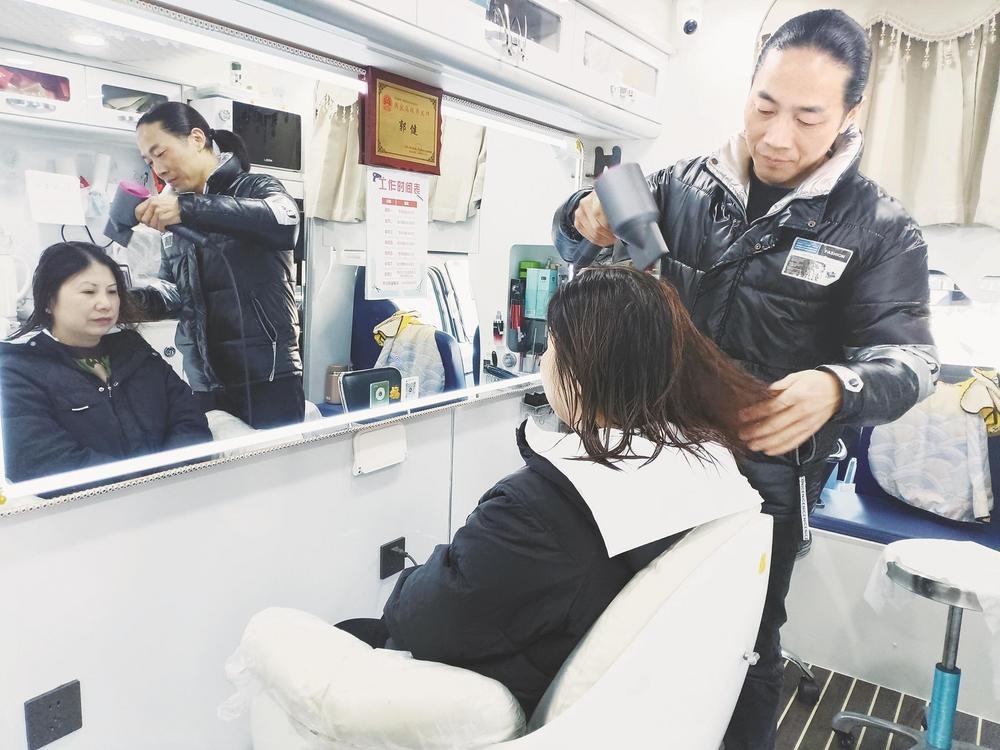 房车理发室惊现街头！旅游理发两不误，高级‘地摊经济’引爆市民围观  第2张