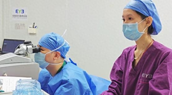 10年戴镜生活终结！音乐人情侣携手摘镜，重拾清晰视力的背后故事
