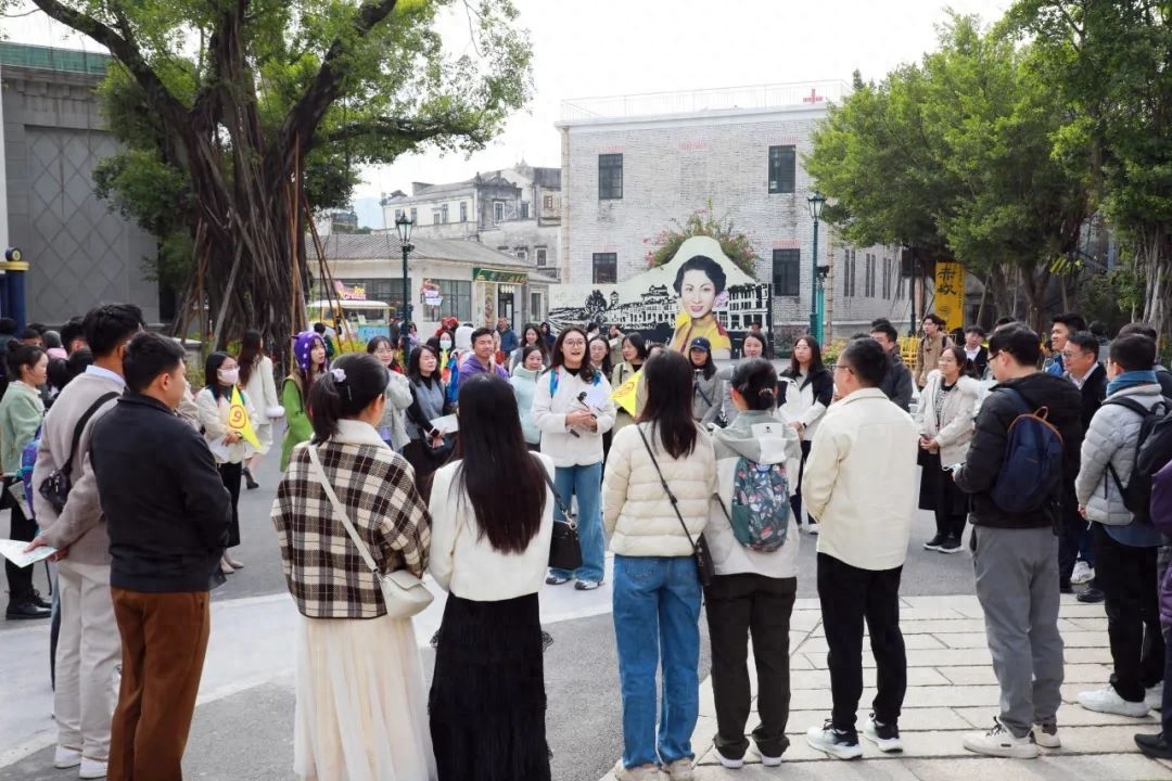 70对青年古镇牵手，侨乡骑楼见证浪漫邂逅