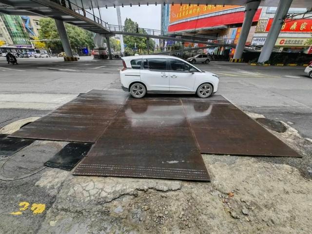 解放路施工半年未完，市民出行受阻，钢板何时撤走？  第2张