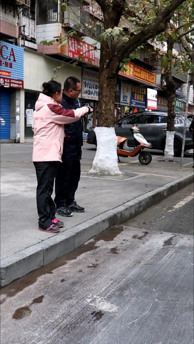 解放路施工半年未完，市民出行受阻，钢板何时撤走？  第3张