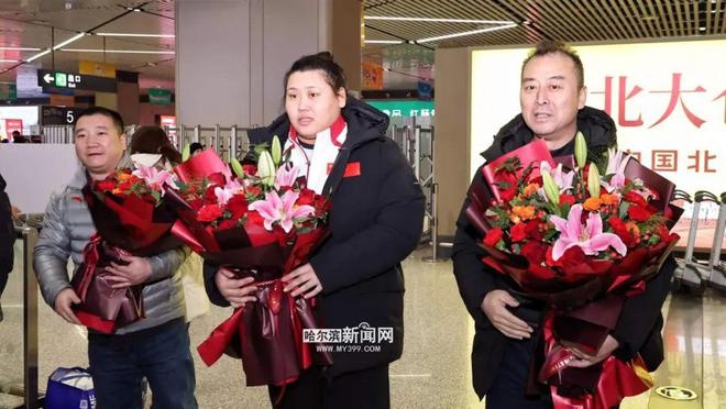 龙江小将李闫世锦赛勇夺3金破纪录，载誉归来引发热烈欢迎  第2张