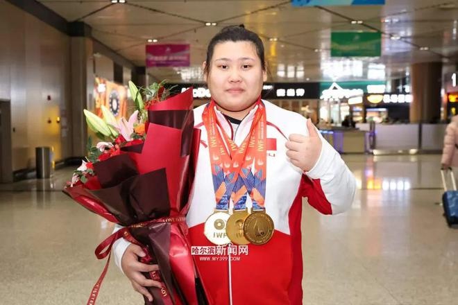 龙江小将李闫世锦赛勇夺3金破纪录，载誉归来引发热烈欢迎  第3张