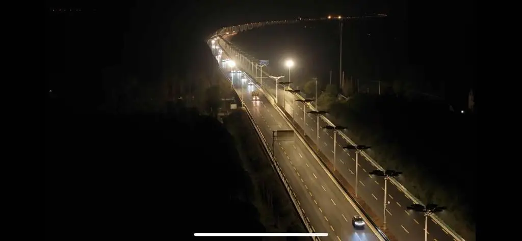 上海首条光伏路灯大道今晚亮灯，726根灯杆搭载4356块光伏板，崇明光能利用新突破