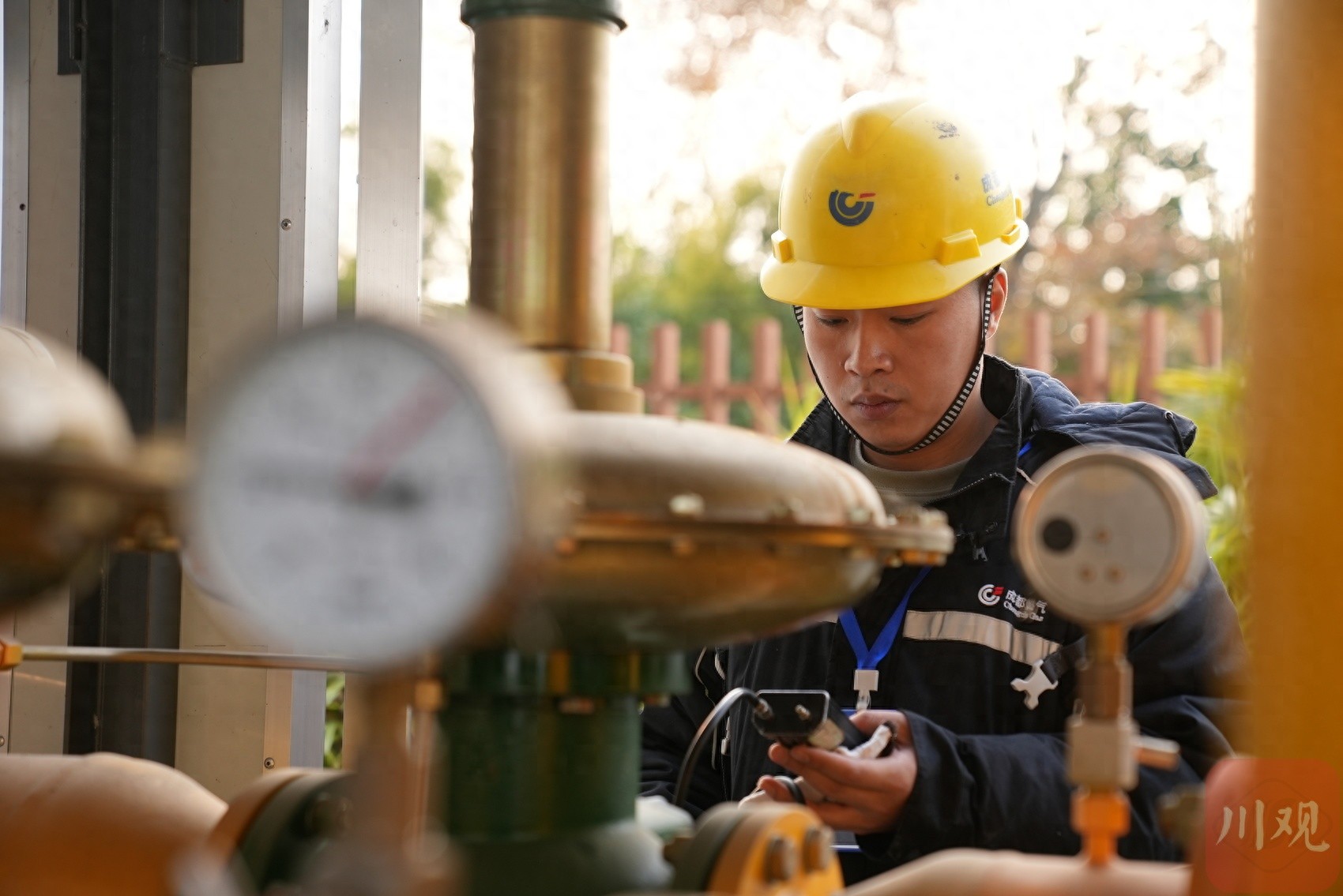 成都气温骤降，燃气设备巡检员冒雨守护千家万户温暖  第1张
