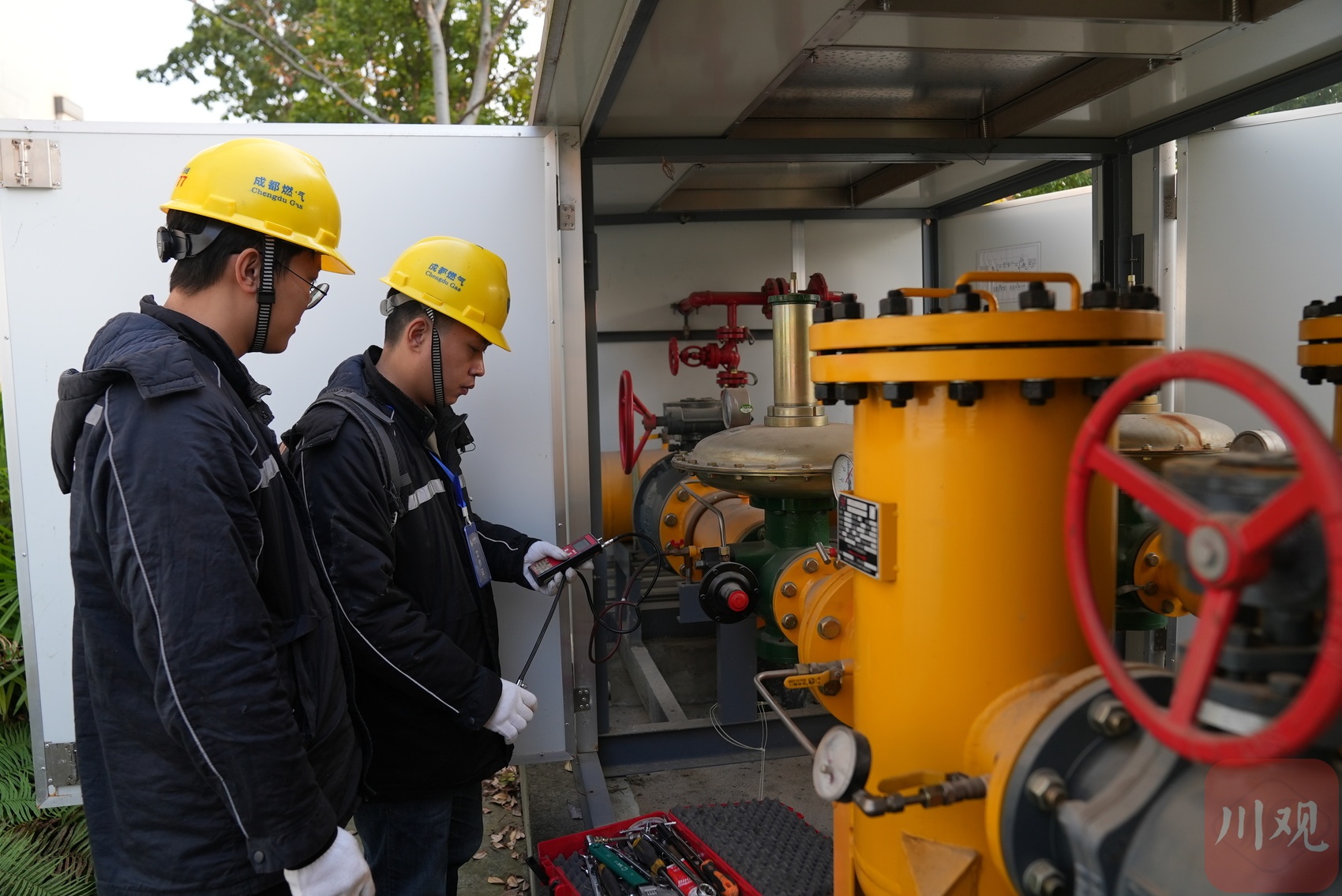 成都气温骤降，燃气设备巡检员冒雨守护千家万户温暖  第2张