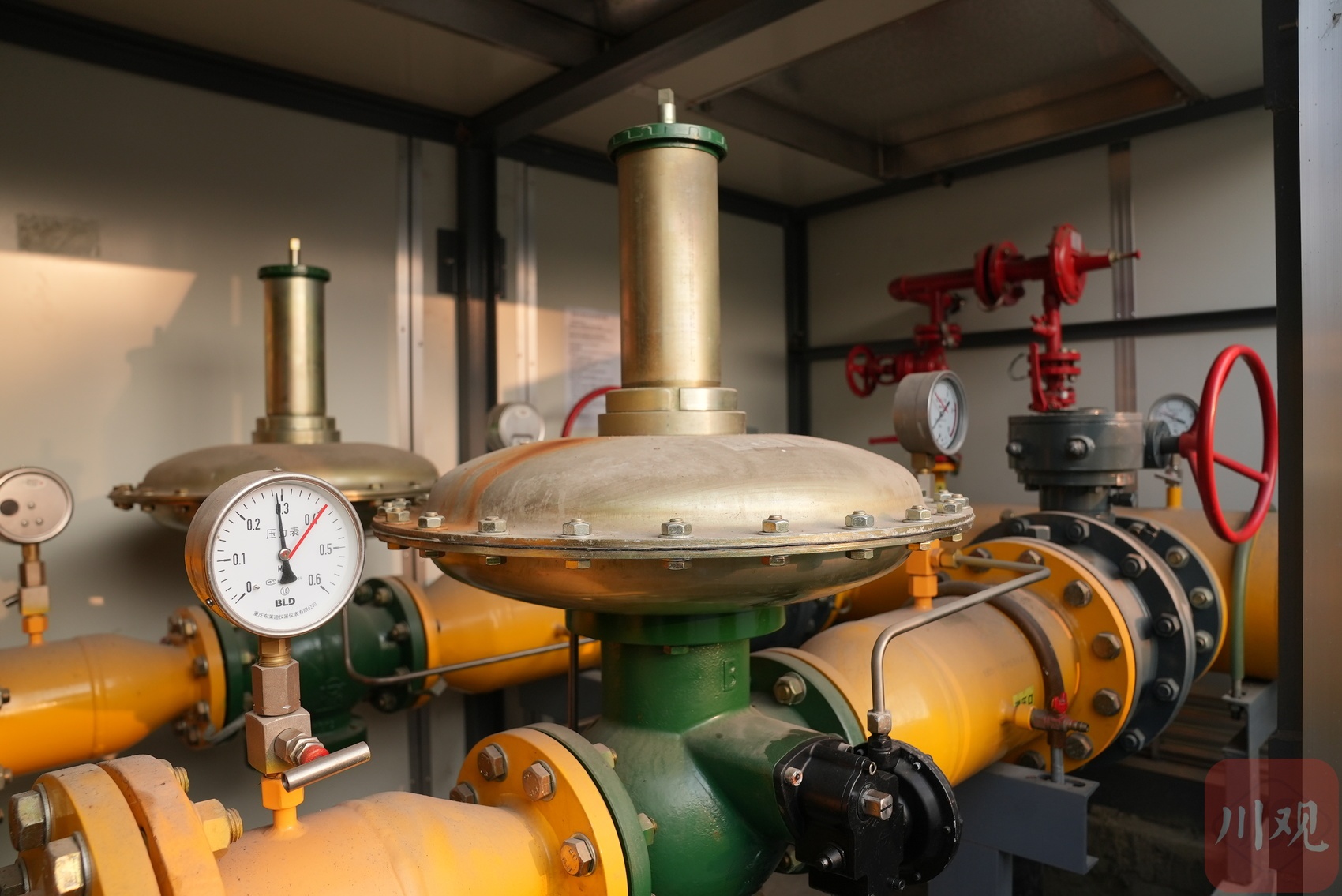 成都气温骤降，燃气设备巡检员冒雨守护千家万户温暖  第3张