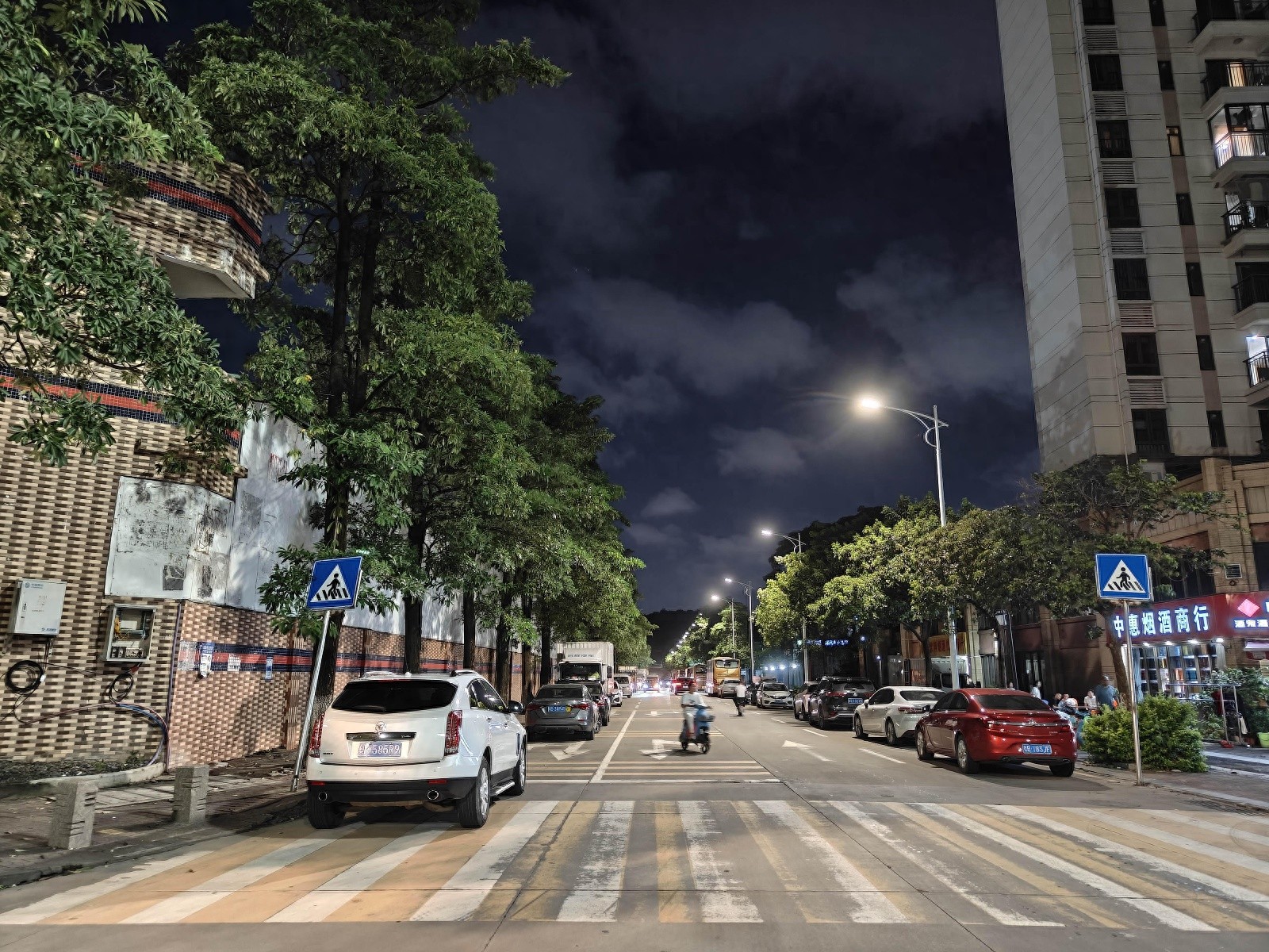 东莞虎门城管点亮暗区，璀璨路灯守护市民安全夜行