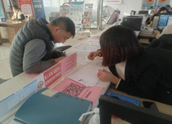 青海小伙在山东微山快速办理餐饮许可证，高效服务让人惊叹