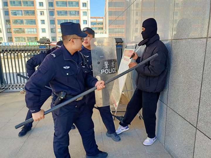永昌县第三小学防恐演练惊心动魄：民警现场指导，老师扮演恐怖分子，校园安全如何保障？  第2张