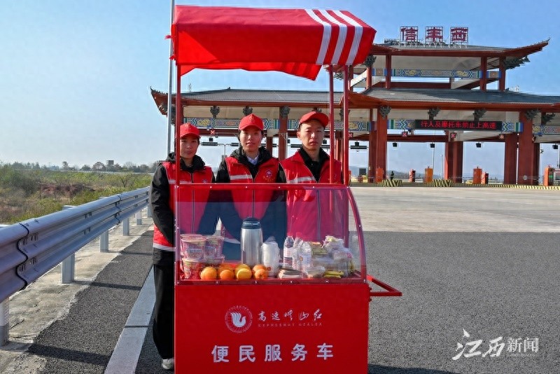 寒潮来袭，江西收费站变身暖心避风港，流动便民服务车温暖司乘心  第1张