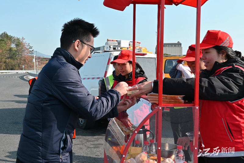 寒潮来袭，江西收费站变身暖心避风港，流动便民服务车温暖司乘心  第3张