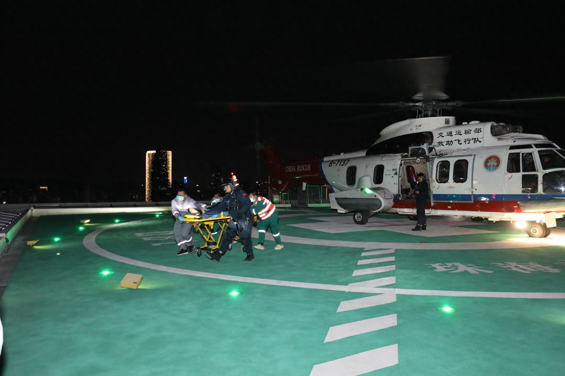 惊险！渔民海上突发中风，珠海市人民医院夜间空中极速救援成功