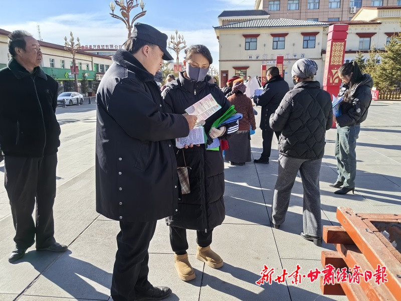 玛曲县优化营商环境大动作！150份宣传手册揭秘惠企便民新举措  第2张