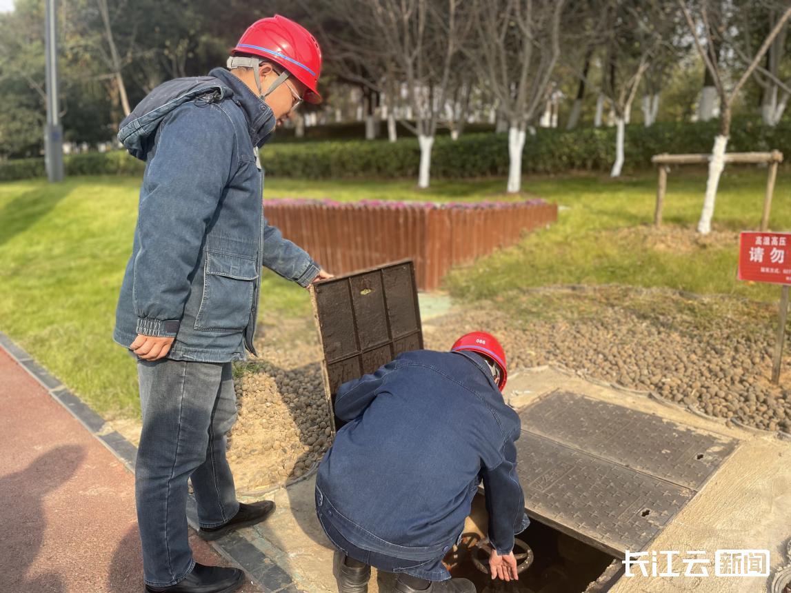 武汉街头窨井盖冒出神秘白气，市民惊呼：这是什么情况？  第3张