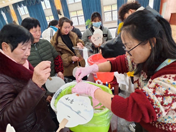 揭秘：社区与高校联手，非遗漆扇制作技艺惊艳全场  第1张
